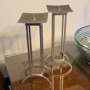 Set of 2 Silver Metal Pillars